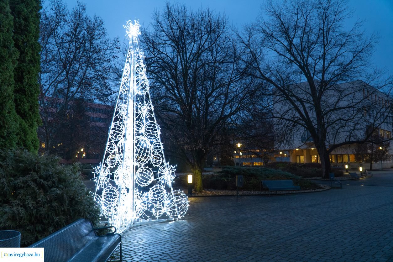 Kigyúltak az adventi fények az egyetemen (Fotók: Nyíregyházi Egyetem, Váczy Norbert)