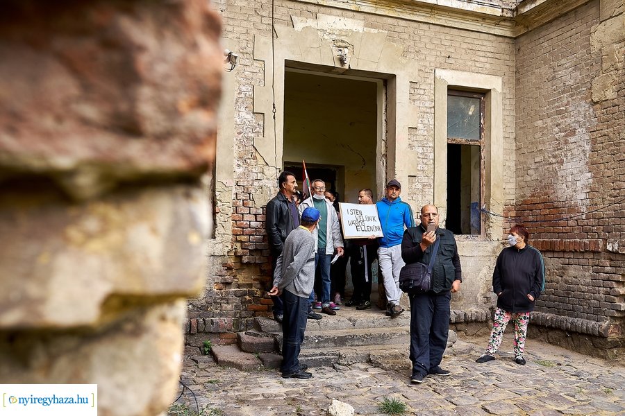 Kilakoltatás a Huszár lakótelepen