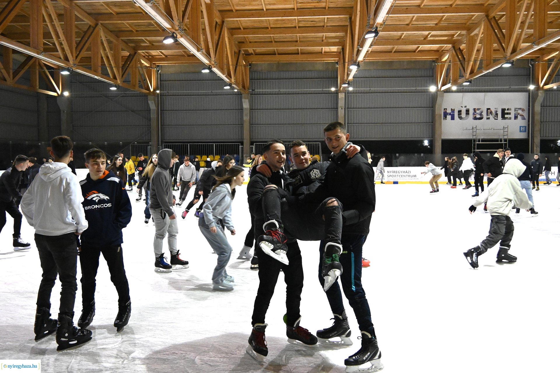 Kinyitott a Városi Jégpálya
