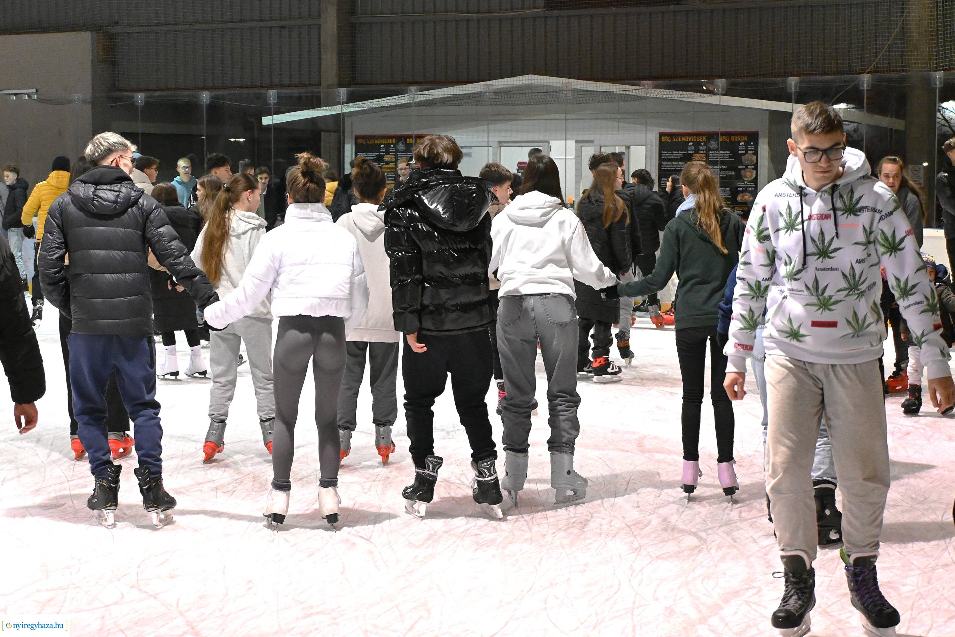 Kinyitott a Városi Jégpálya