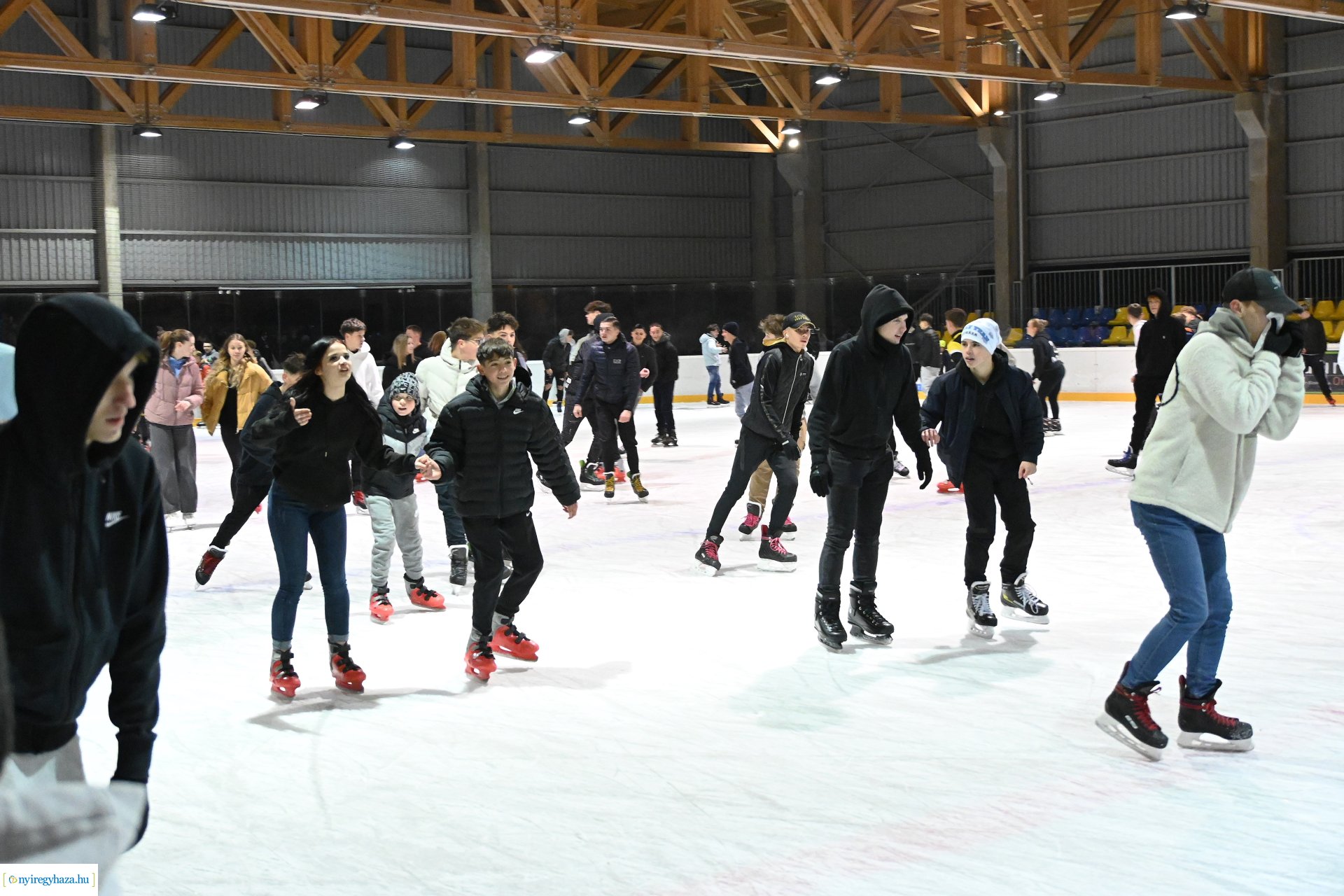 Kinyitott a Városi Jégpálya