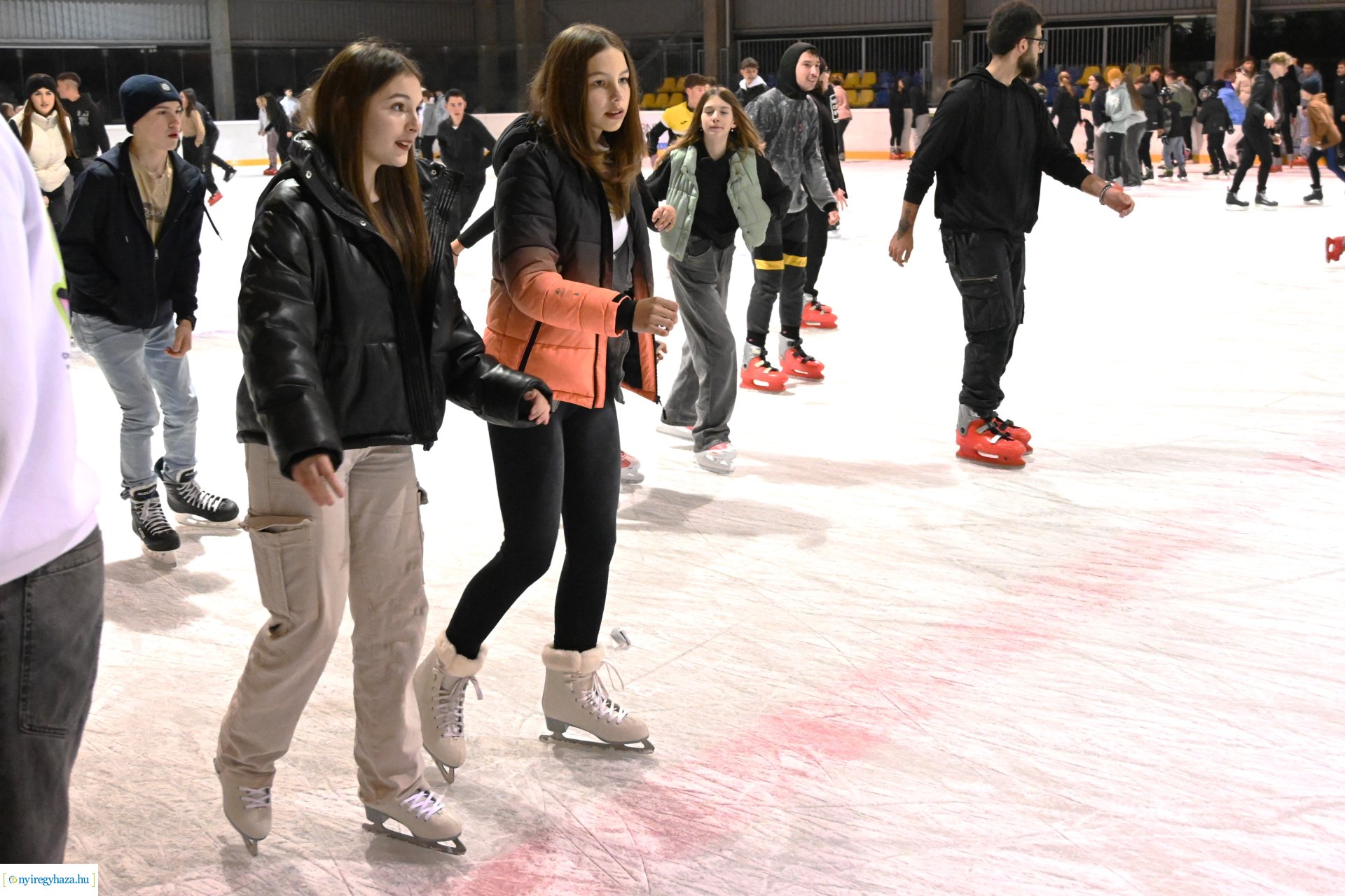 Kinyitott a Városi Jégpálya