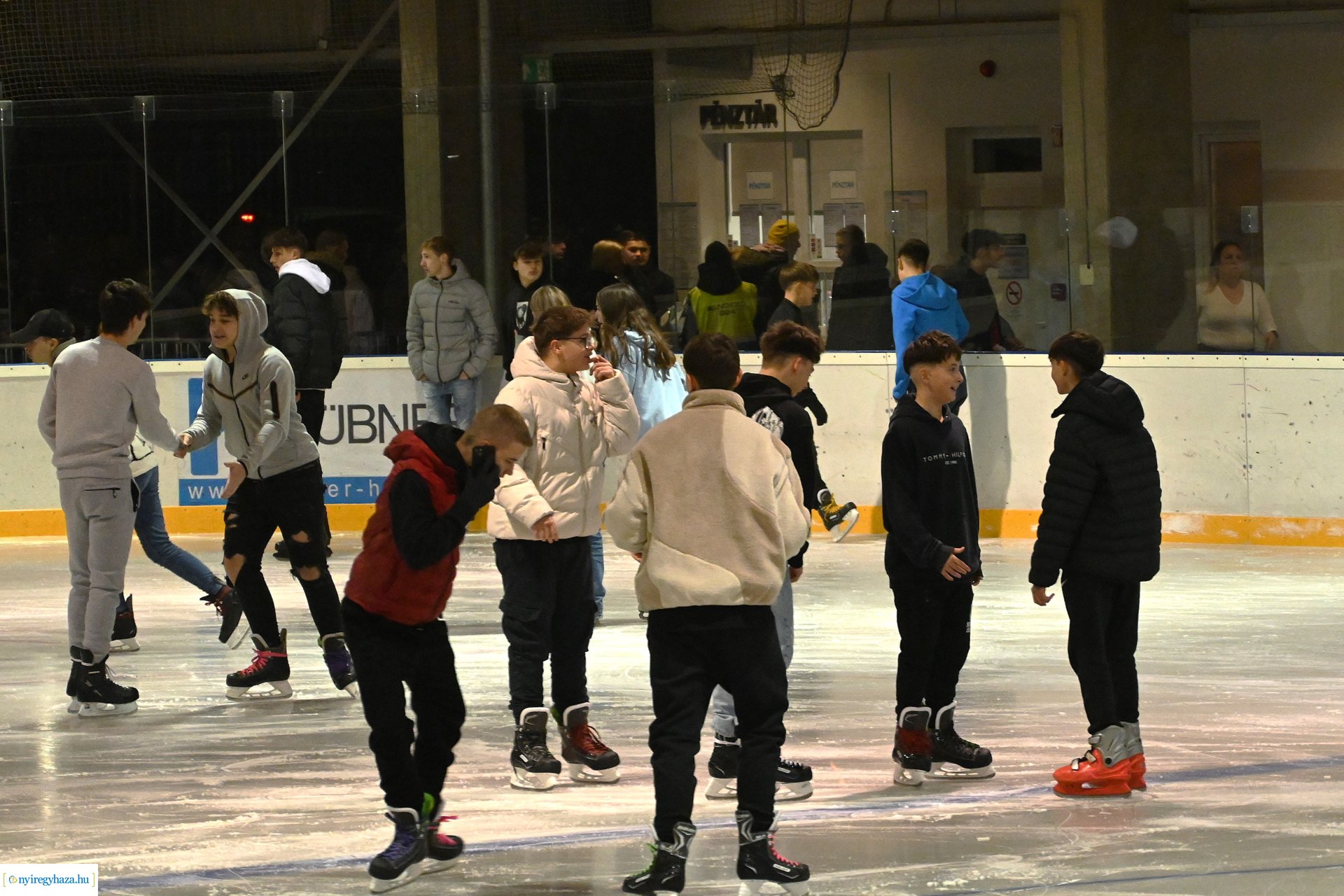 Kinyitott a Városi Jégpálya