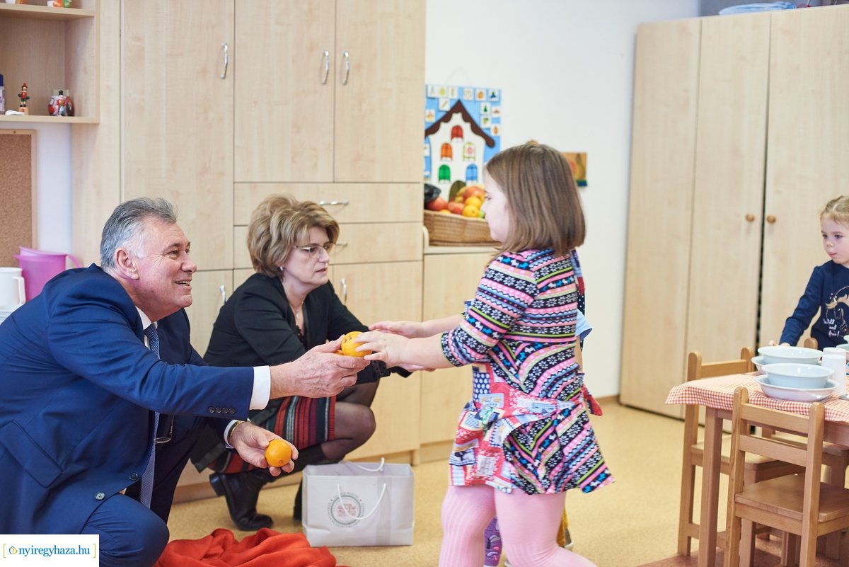 Kis figyelmesség a kórházi óvodában