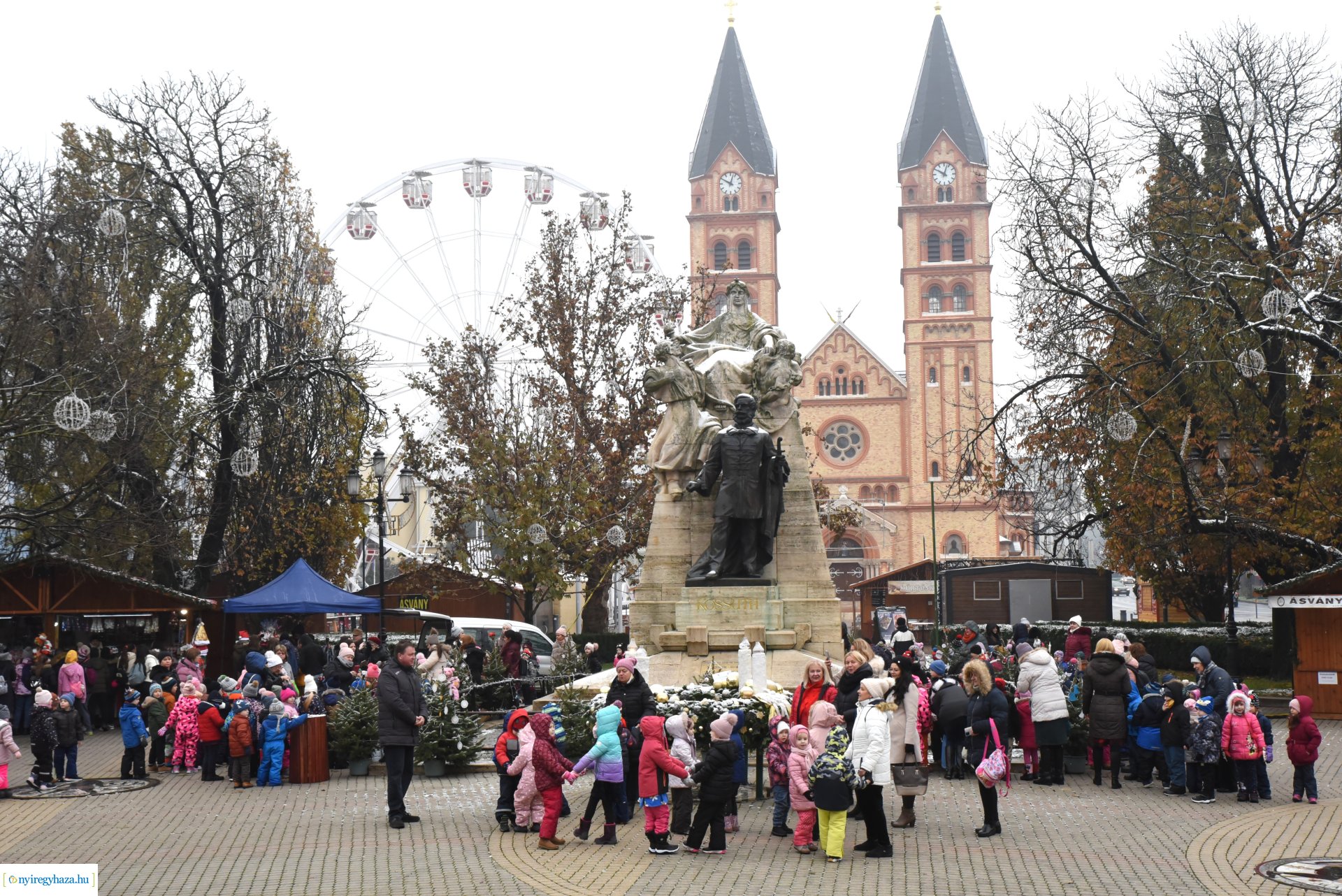 „Kis karácsony sétányt” díszítettek a nyíregyházi óvodások