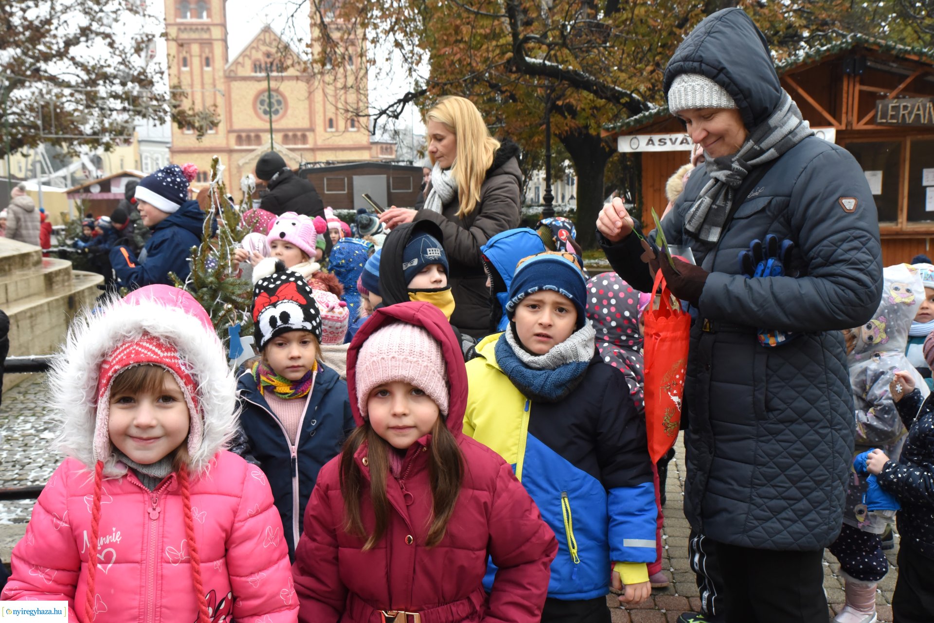 „Kis karácsony sétányt” díszítettek a nyíregyházi óvodások