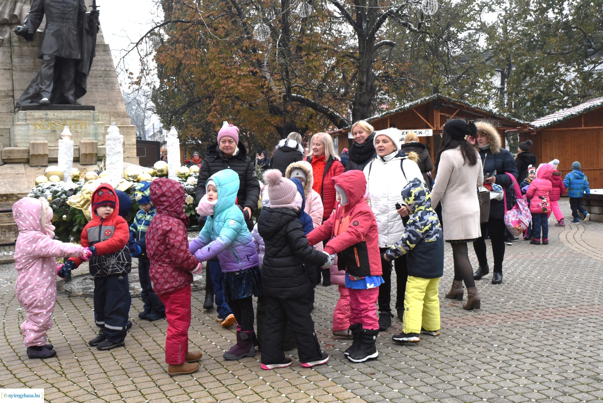 „Kis karácsony sétányt” díszítettek a nyíregyházi óvodások
