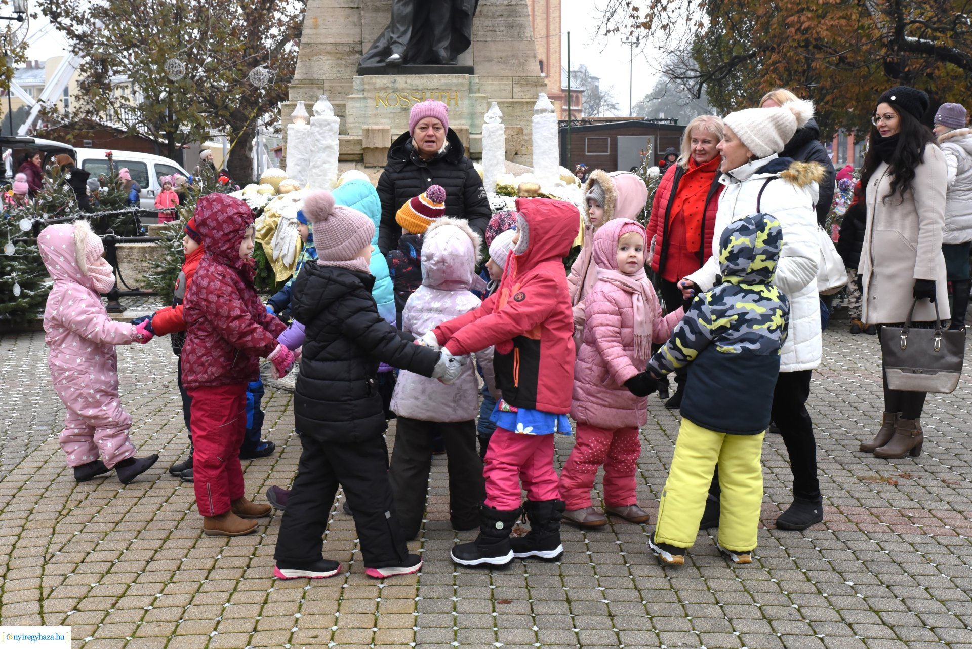 „Kis karácsony sétányt” díszítettek a nyíregyházi óvodások