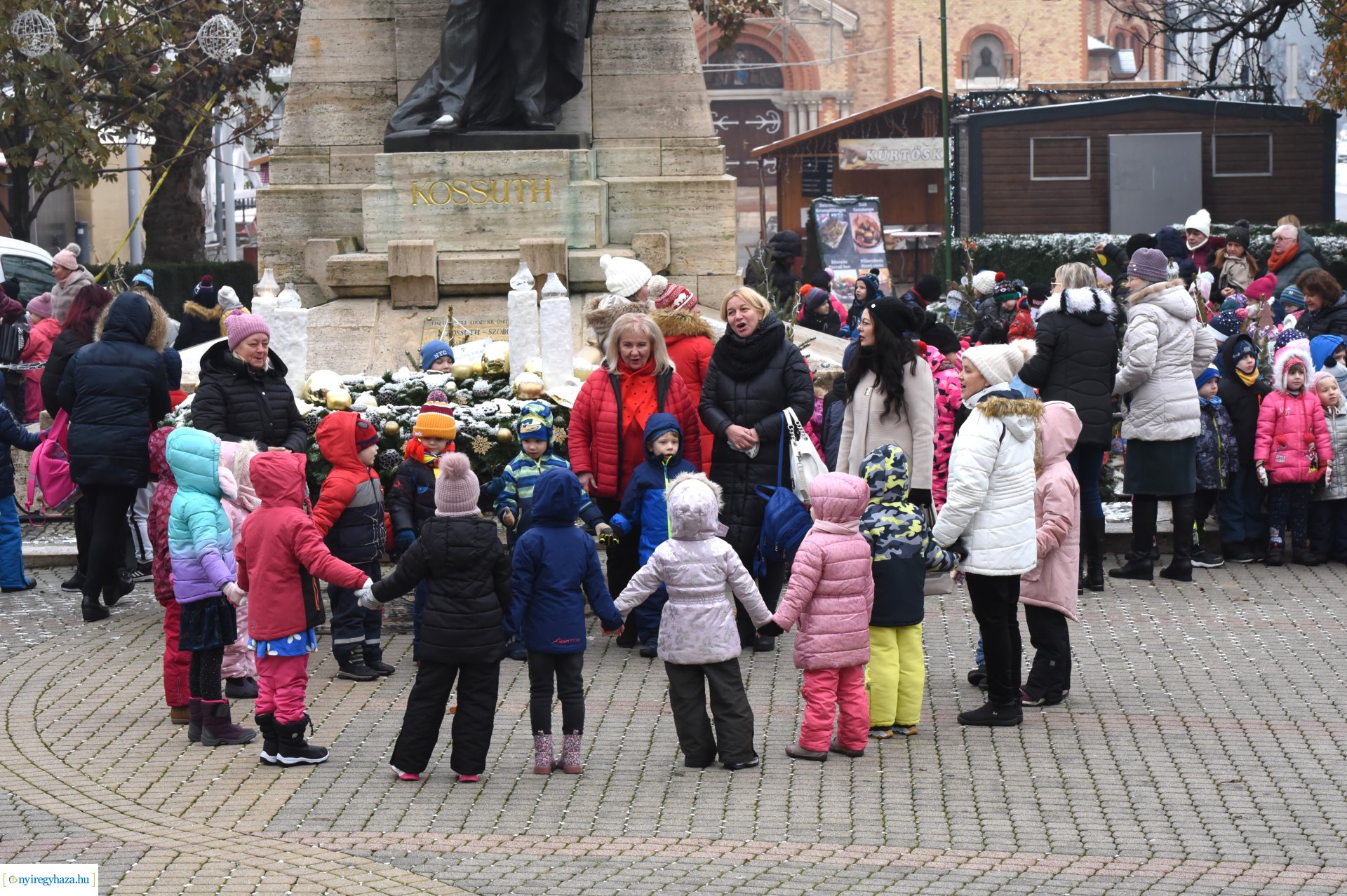 „Kis karácsony sétányt” díszítettek a nyíregyházi óvodások