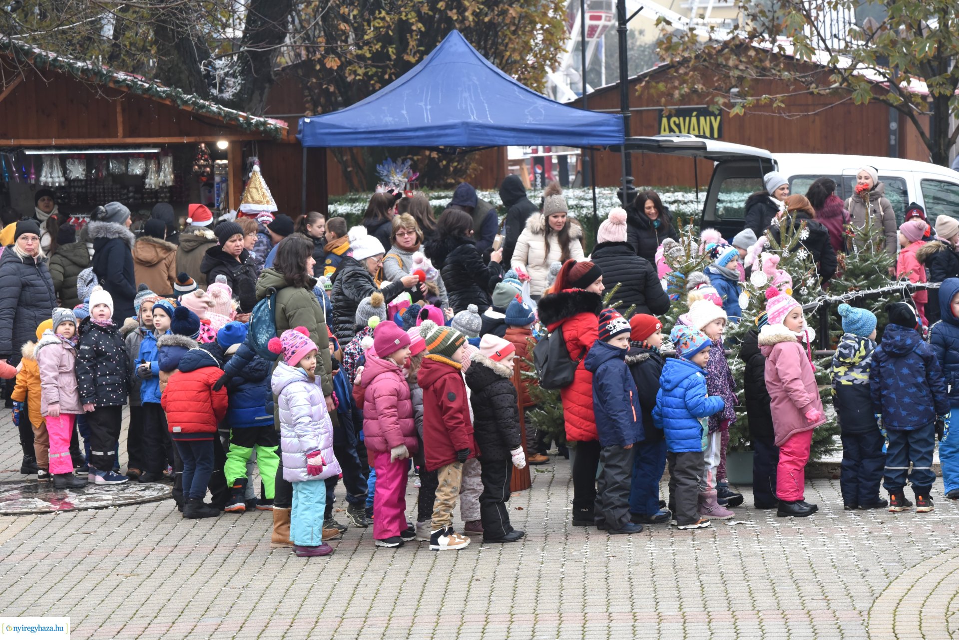 „Kis karácsony sétányt” díszítettek a nyíregyházi óvodások