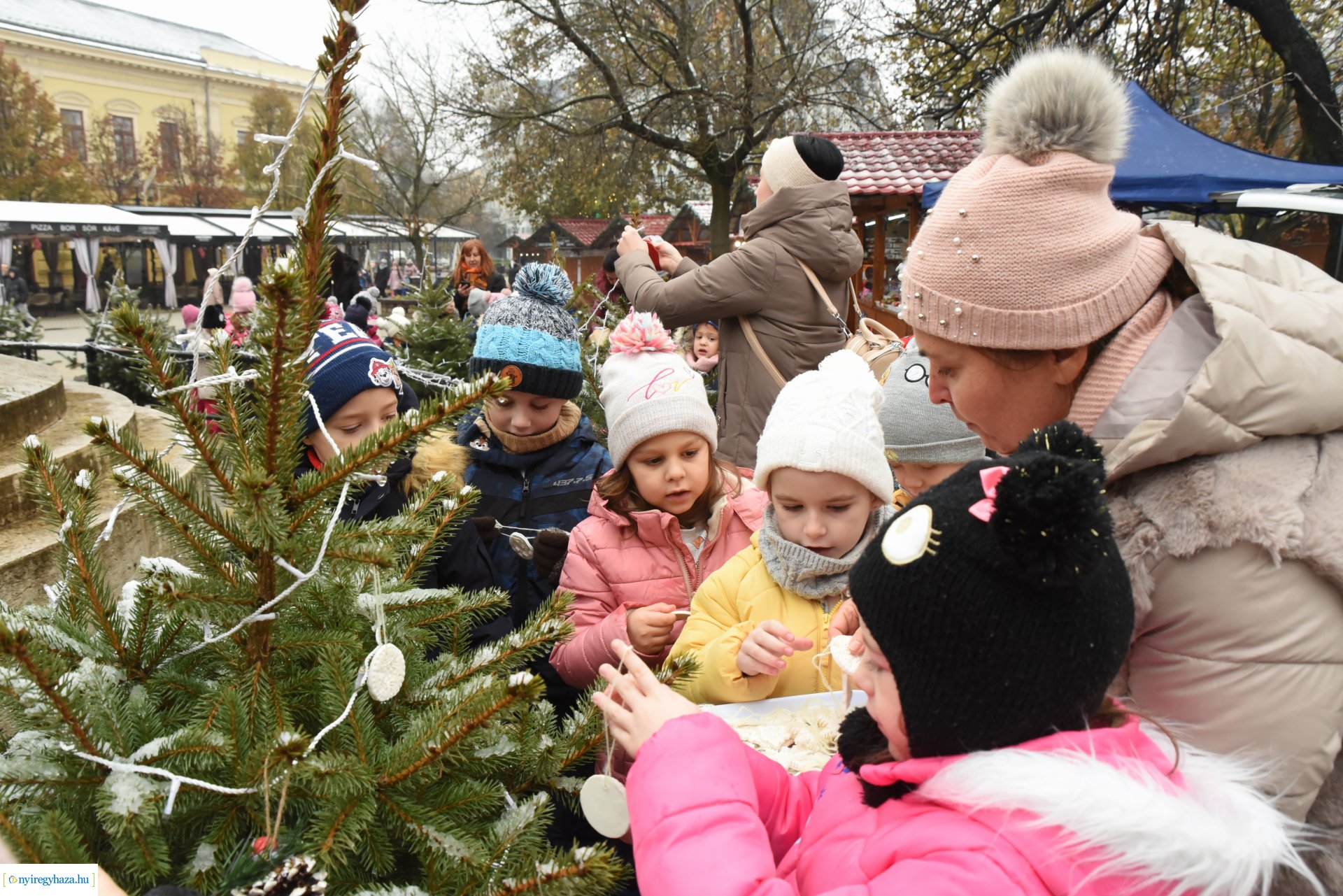 „Kis karácsony sétányt” díszítettek a nyíregyházi óvodások