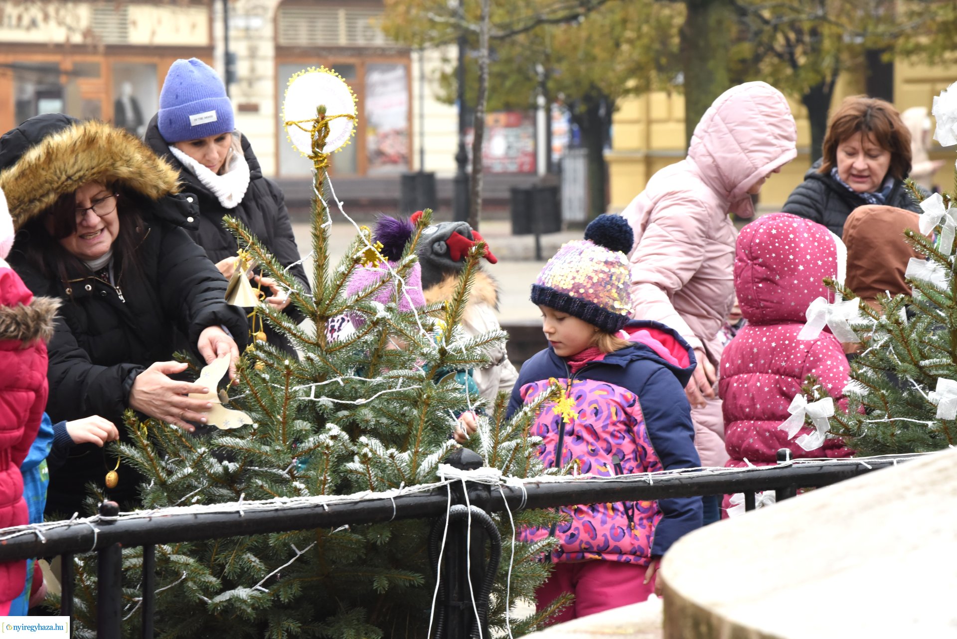 „Kis karácsony sétányt” díszítettek a nyíregyházi óvodások