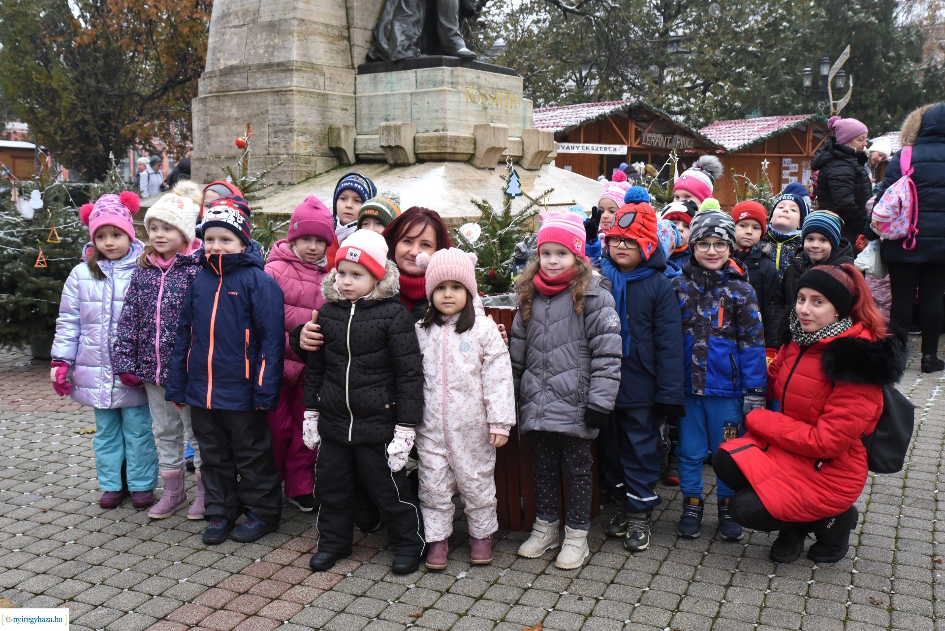 „Kis karácsony sétányt” díszítettek a nyíregyházi óvodások