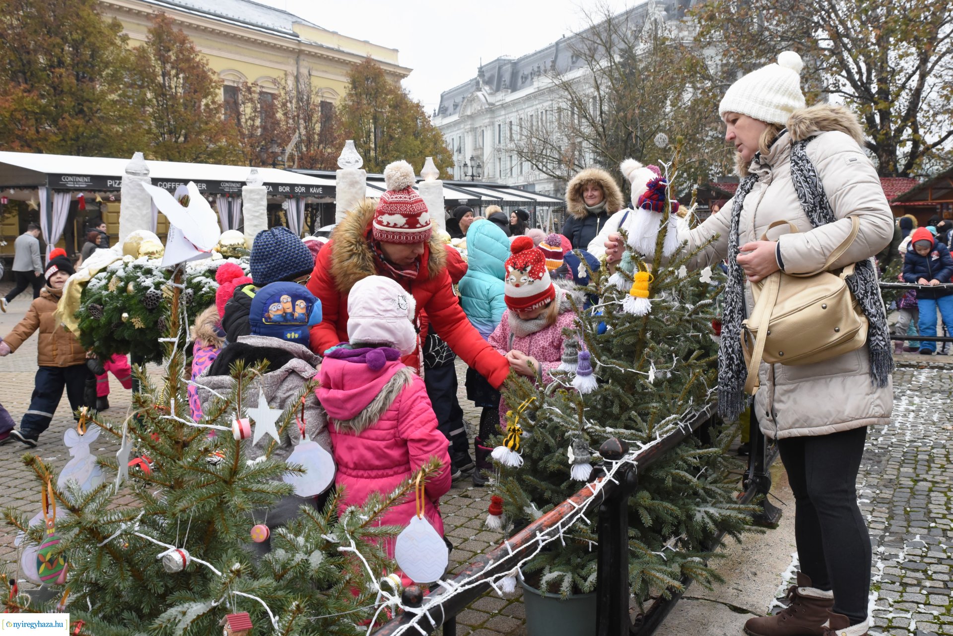 „Kis karácsony sétányt” díszítettek a nyíregyházi óvodások