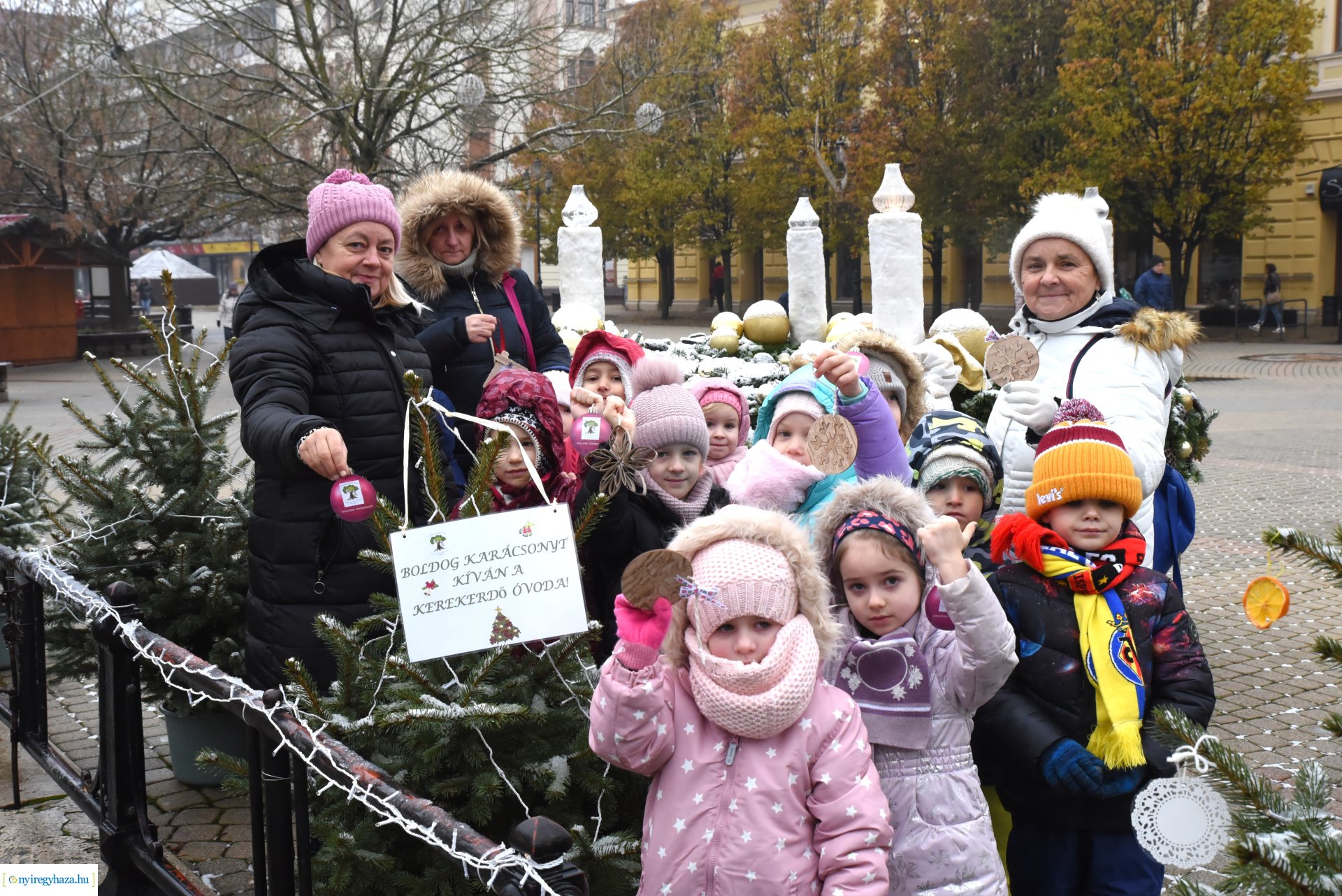 „Kis karácsony sétányt” díszítettek a nyíregyházi óvodások