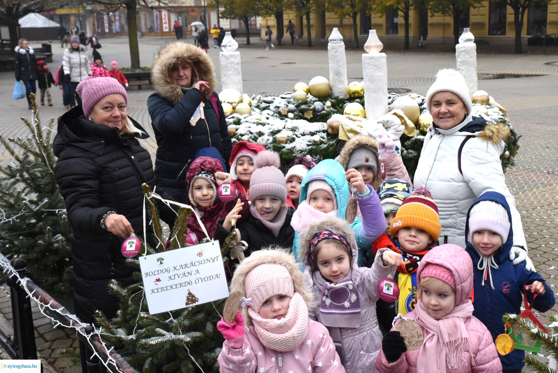 „Kis karácsony sétányt” díszítettek a nyíregyházi óvodások