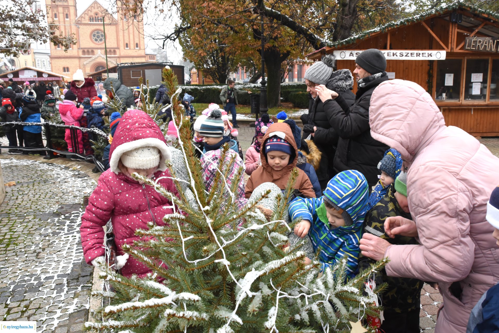 „Kis karácsony sétányt” díszítettek a nyíregyházi óvodások