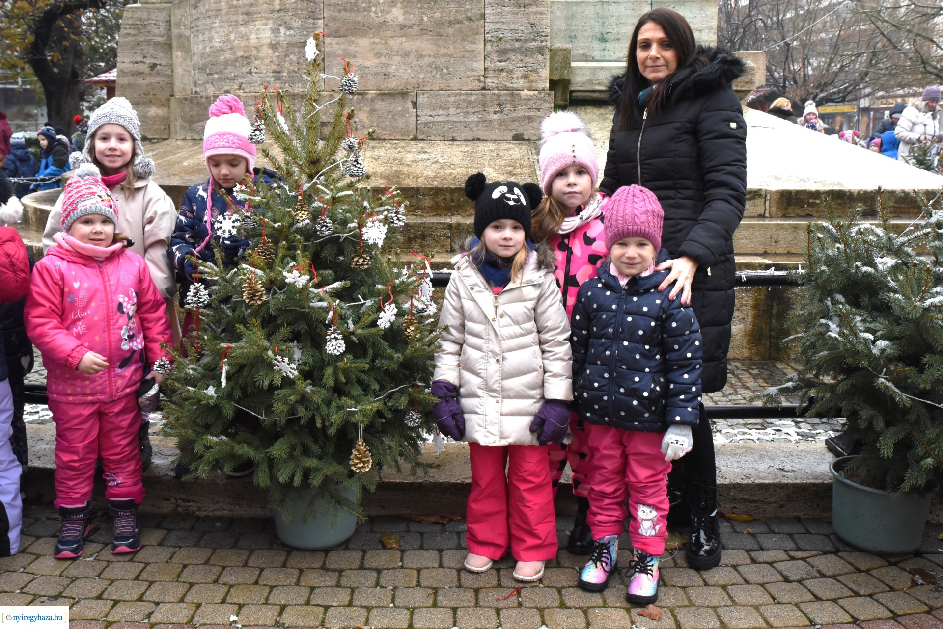 „Kis karácsony sétányt” díszítettek a nyíregyházi óvodások