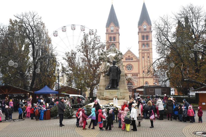 „Kis karácsony sétányt” díszítettek a nyíregyházi óvodások