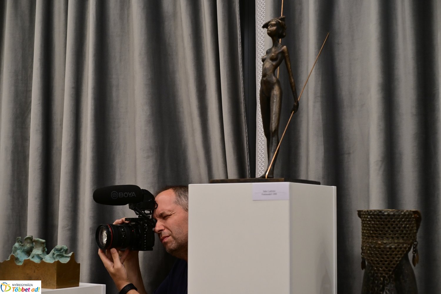 Kisplasztikai kiállítás a Szindbádban