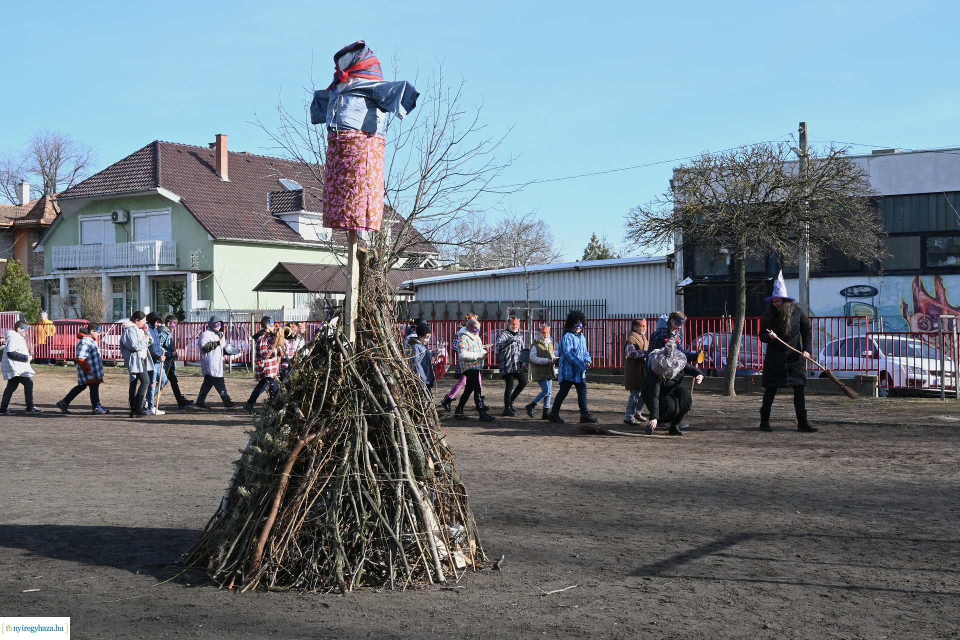 Kiszebáb égetés a Kazinczy Ferenc Tagintézményben