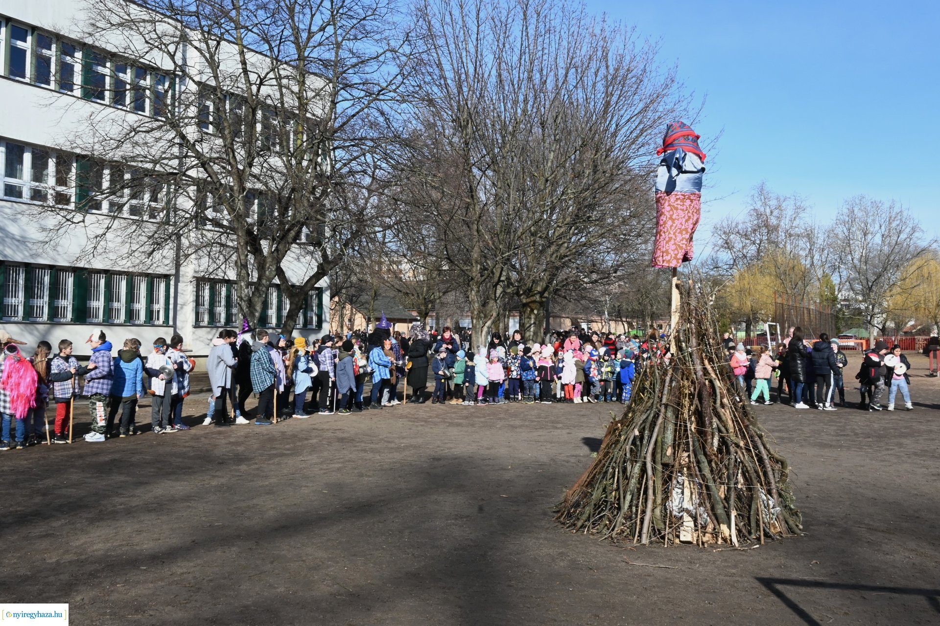 Kiszebáb égetés a Kazinczy Ferenc Tagintézményben
