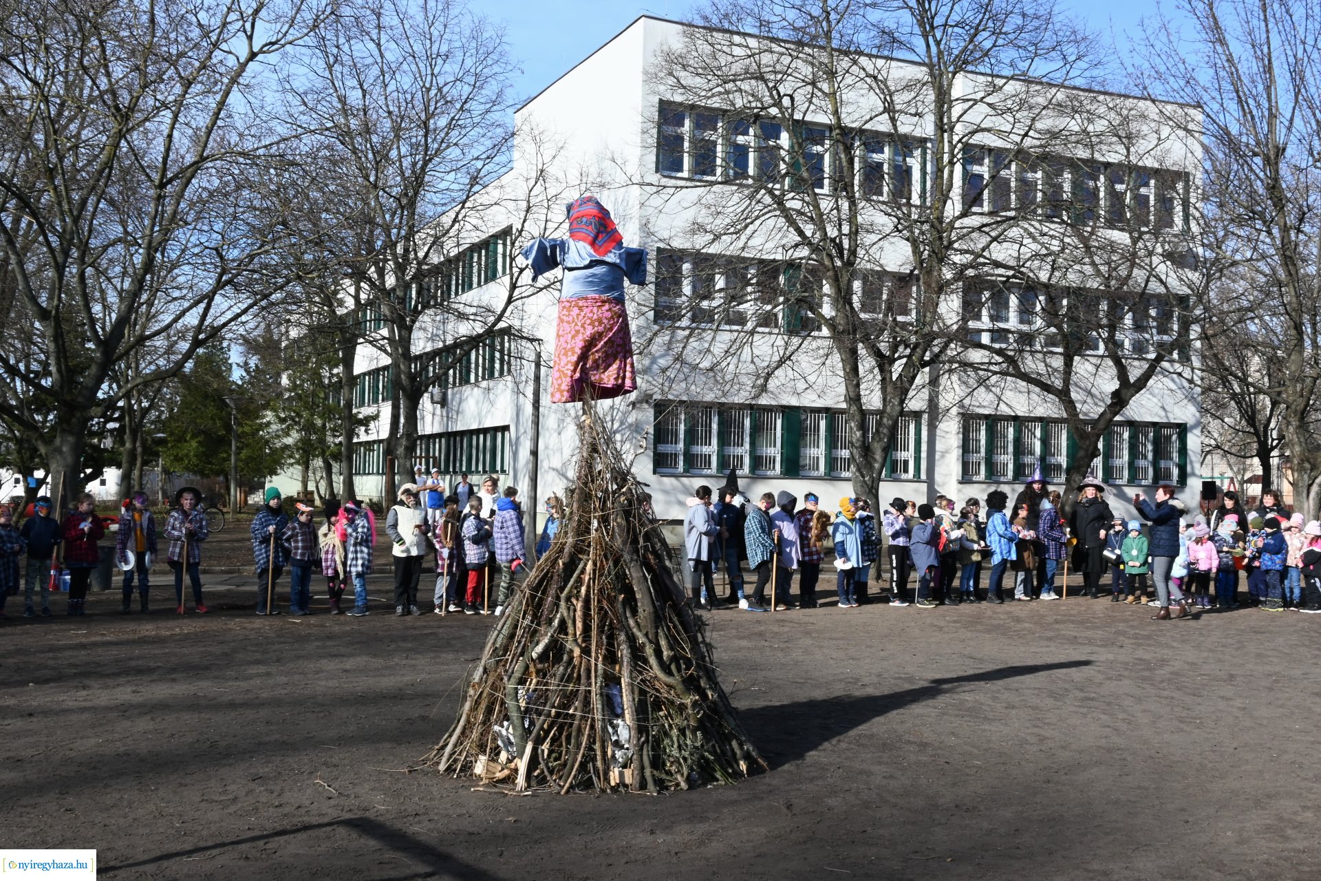 Kiszebáb égetés a Kazinczy Ferenc Tagintézményben