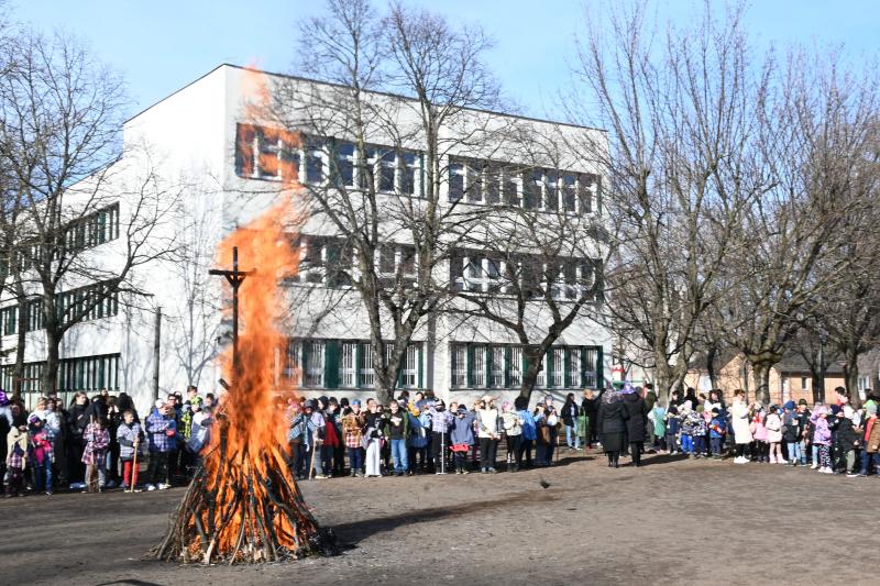 Kiszebáb égetés a Kazinczy Ferenc Tagintézményben