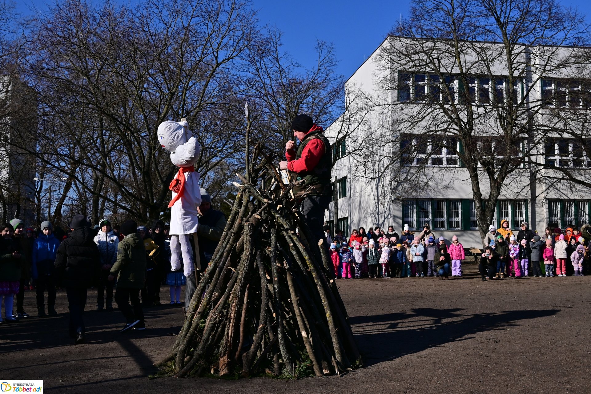 Kiszebáb égetés a Kazinczy iskolában 2025 februárjában