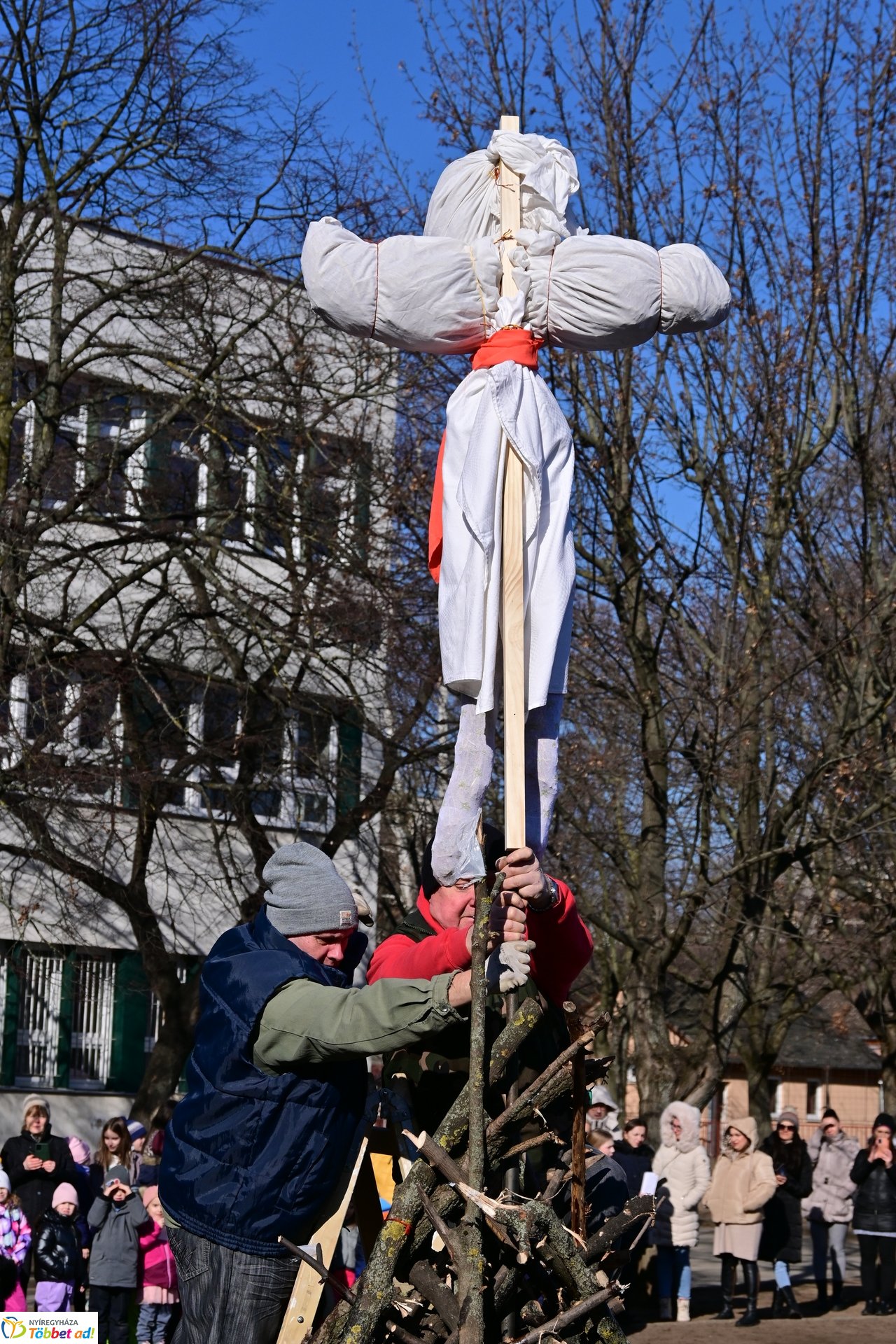 Kiszebáb égetés a Kazinczy iskolában 2025 februárjában