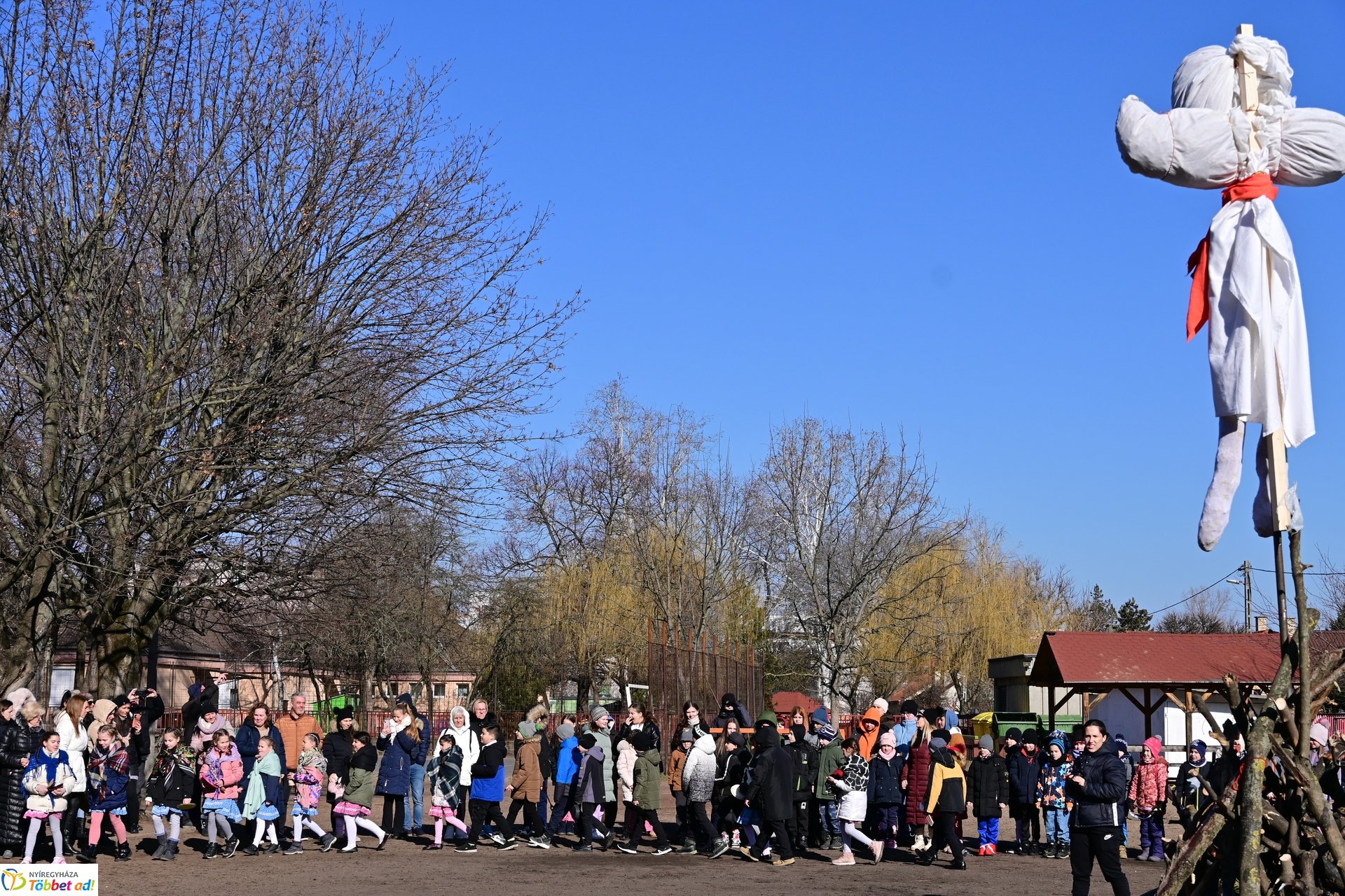 Kiszebáb égetés a Kazinczy iskolában 2025 februárjában