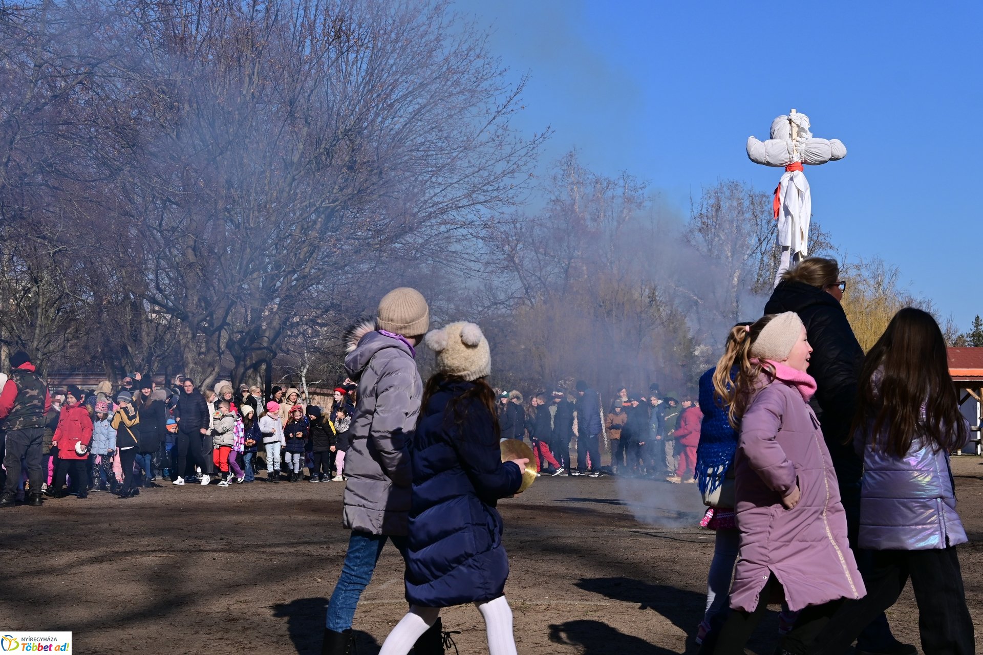 Kiszebáb égetés a Kazinczy iskolában 2025 februárjában