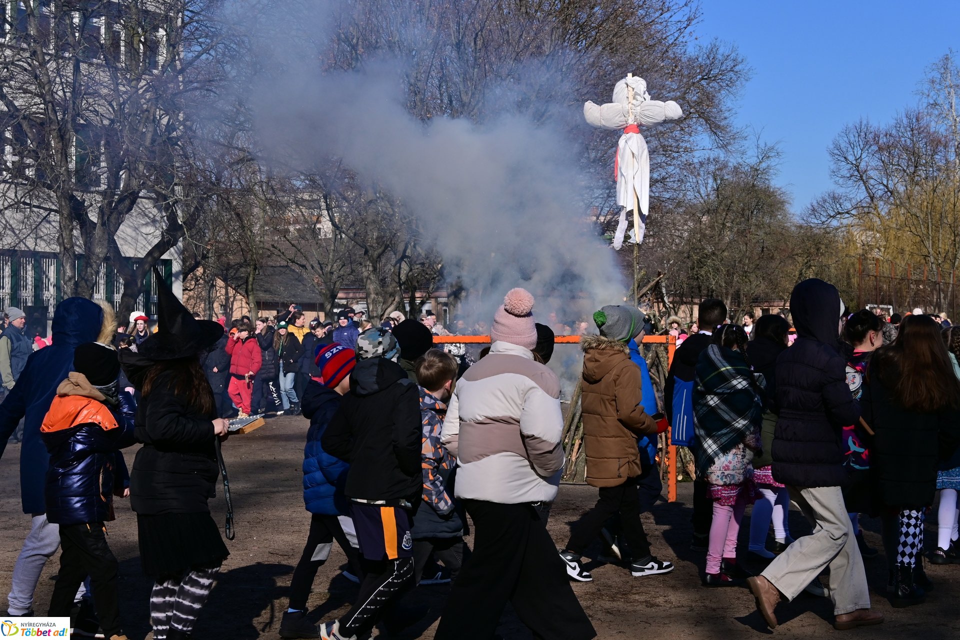 Kiszebáb égetés a Kazinczy iskolában 2025 februárjában