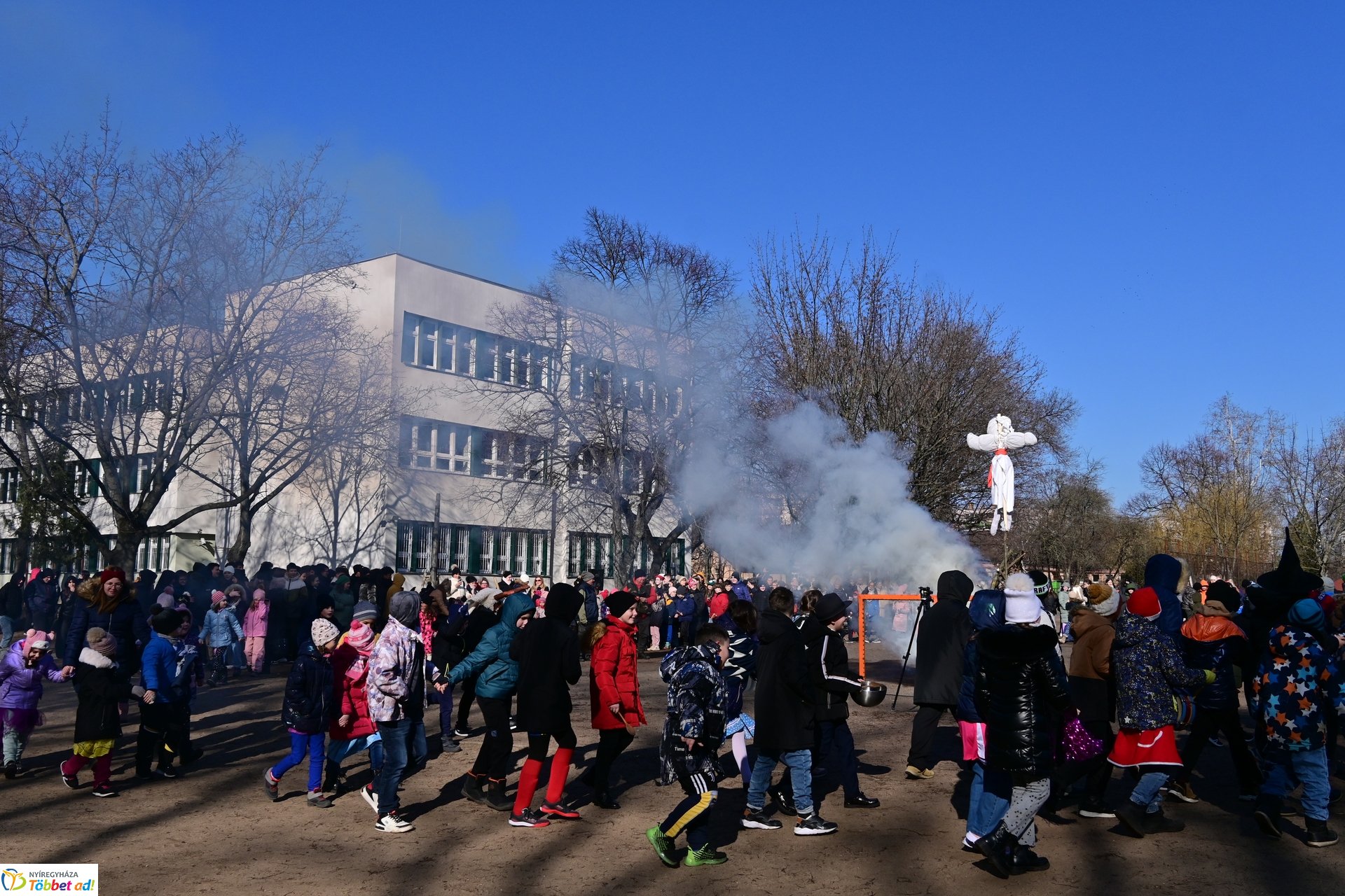 Kiszebáb égetés a Kazinczy iskolában 2025 februárjában