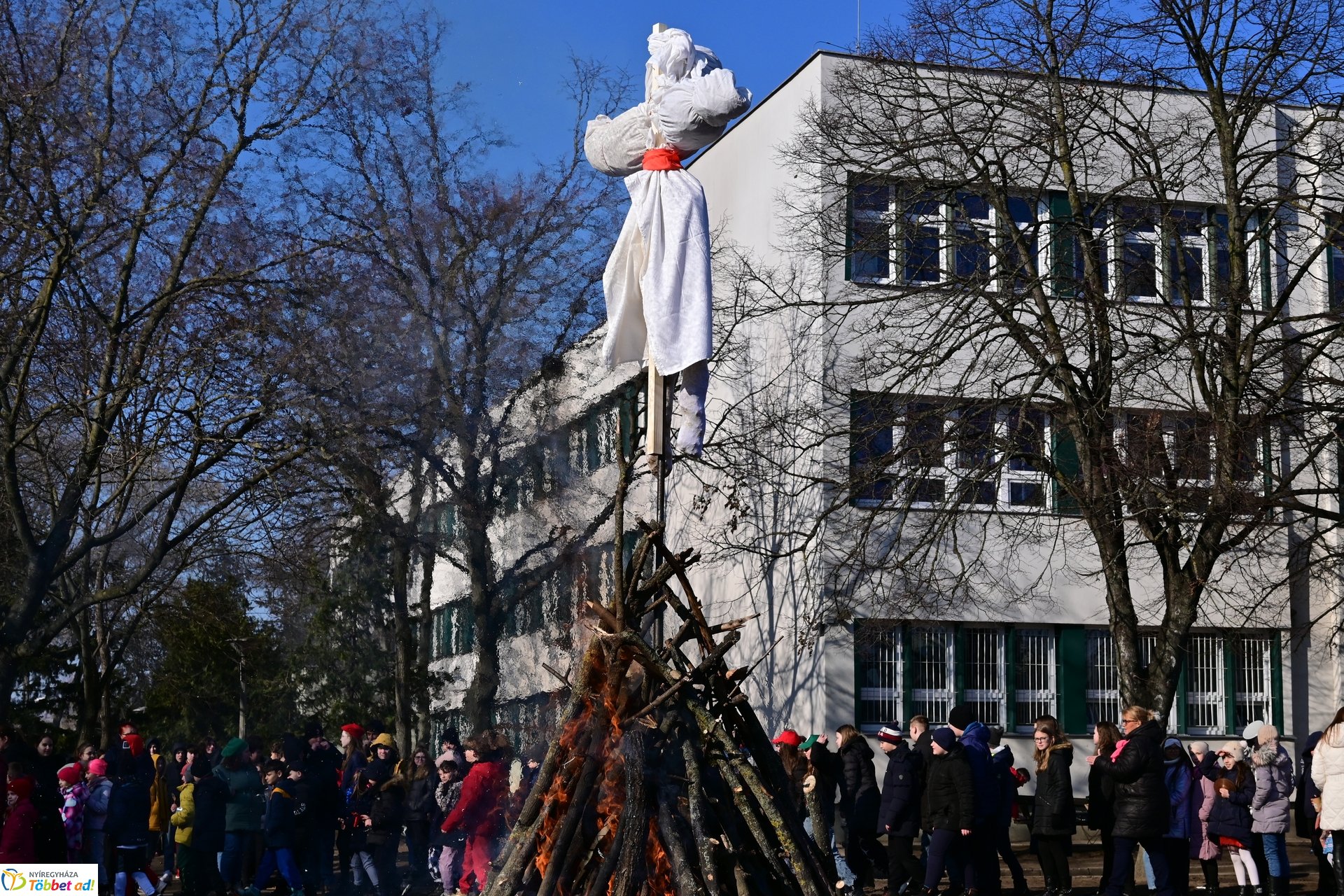 Kiszebáb égetés a Kazinczy iskolában 2025 februárjában