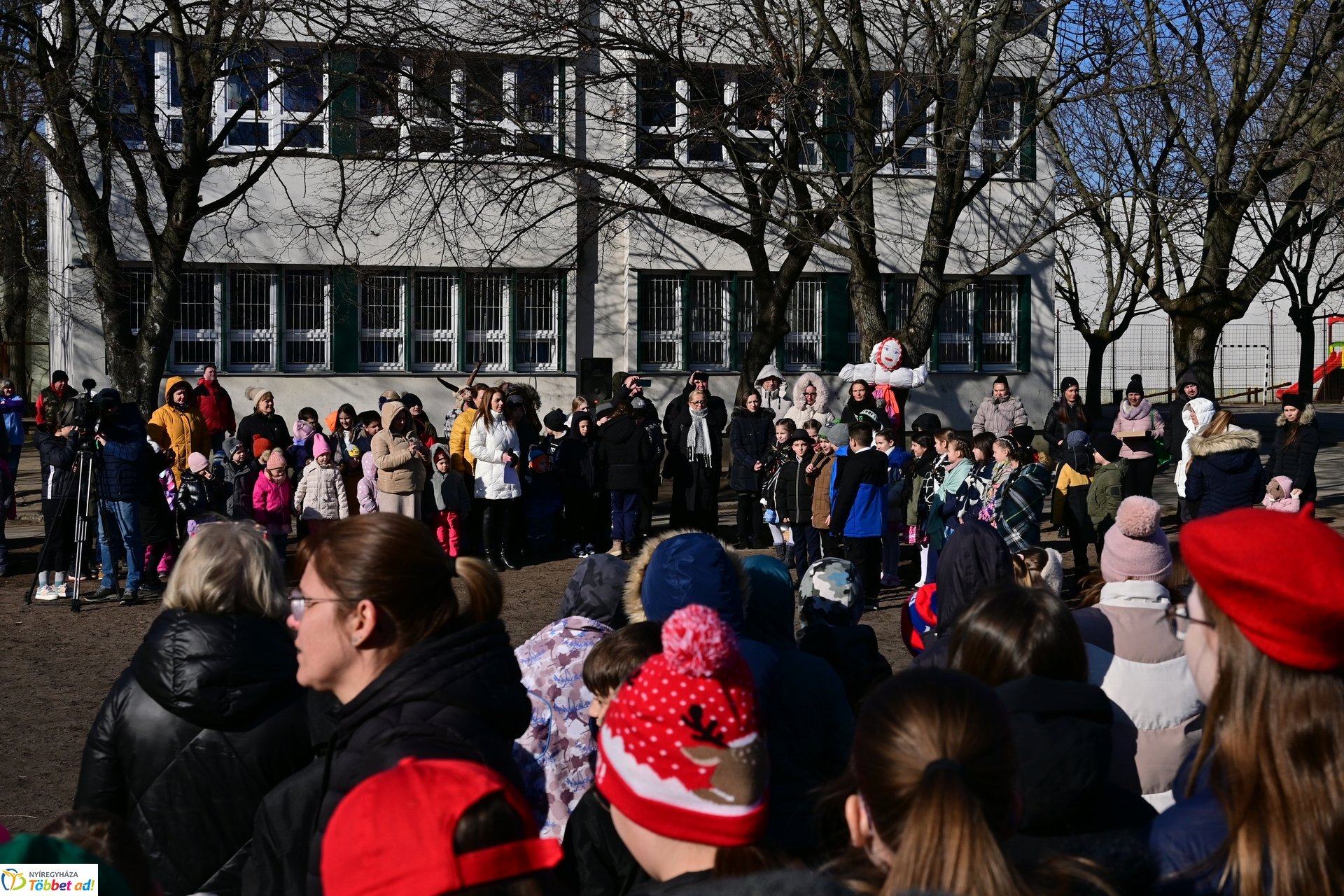 Kiszebáb égetés a Kazinczy iskolában 2025 februárjában