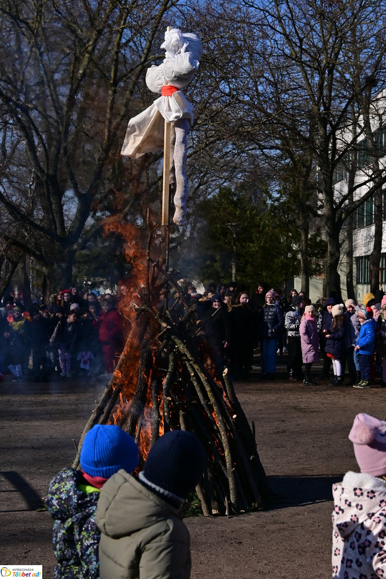 Kiszebáb égetés a Kazinczy iskolában 2025 februárjában
