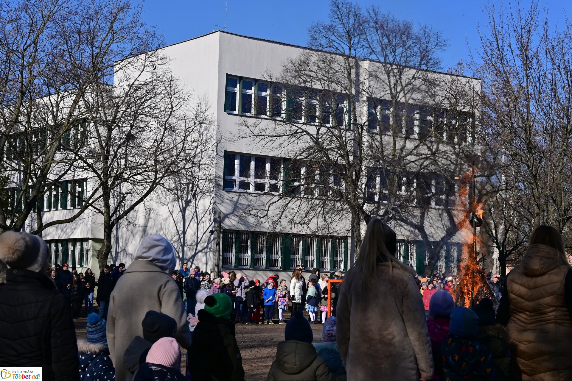 Kiszebáb égetés a Kazinczy iskolában 2025 februárjában