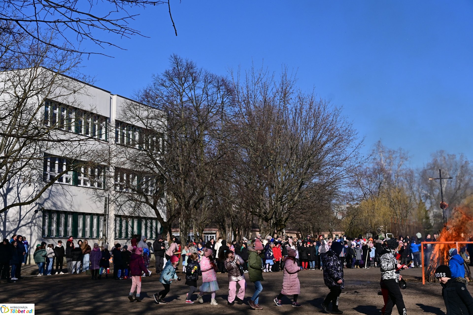 Kiszebáb égetés a Kazinczy iskolában 2025 februárjában