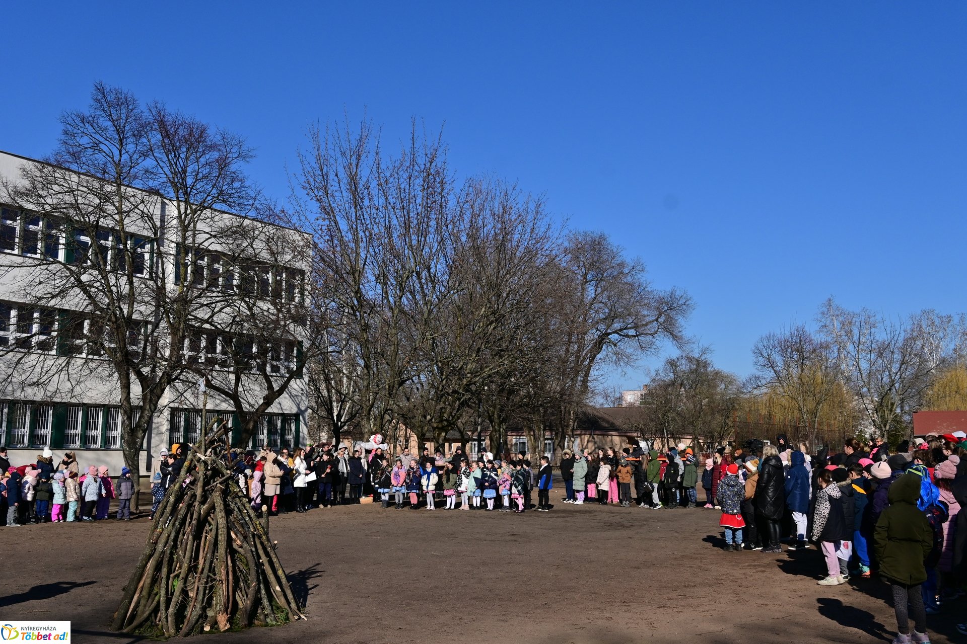 Kiszebáb égetés a Kazinczy iskolában 2025 februárjában