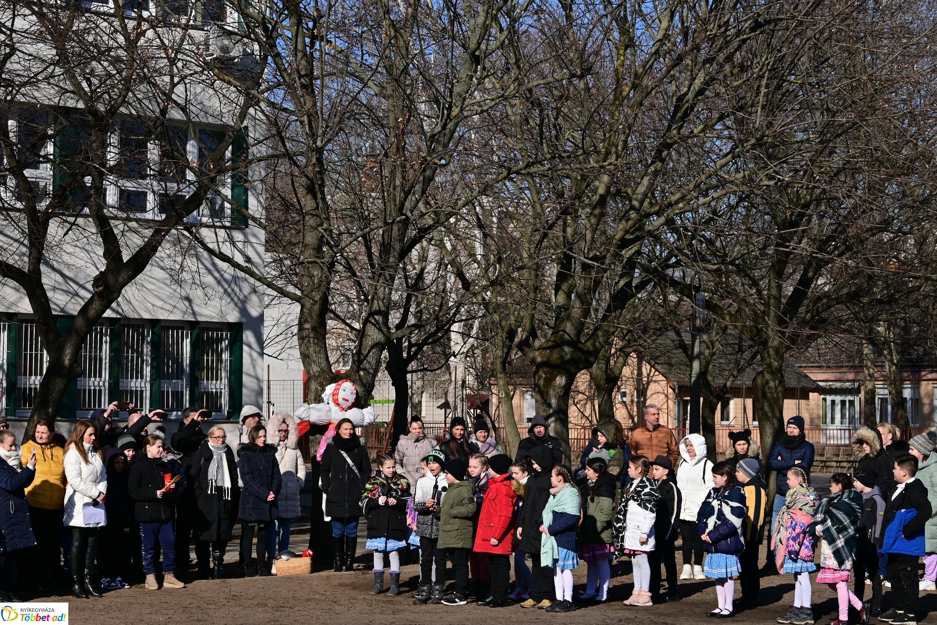 Kiszebáb égetés a Kazinczy iskolában 2025 februárjában