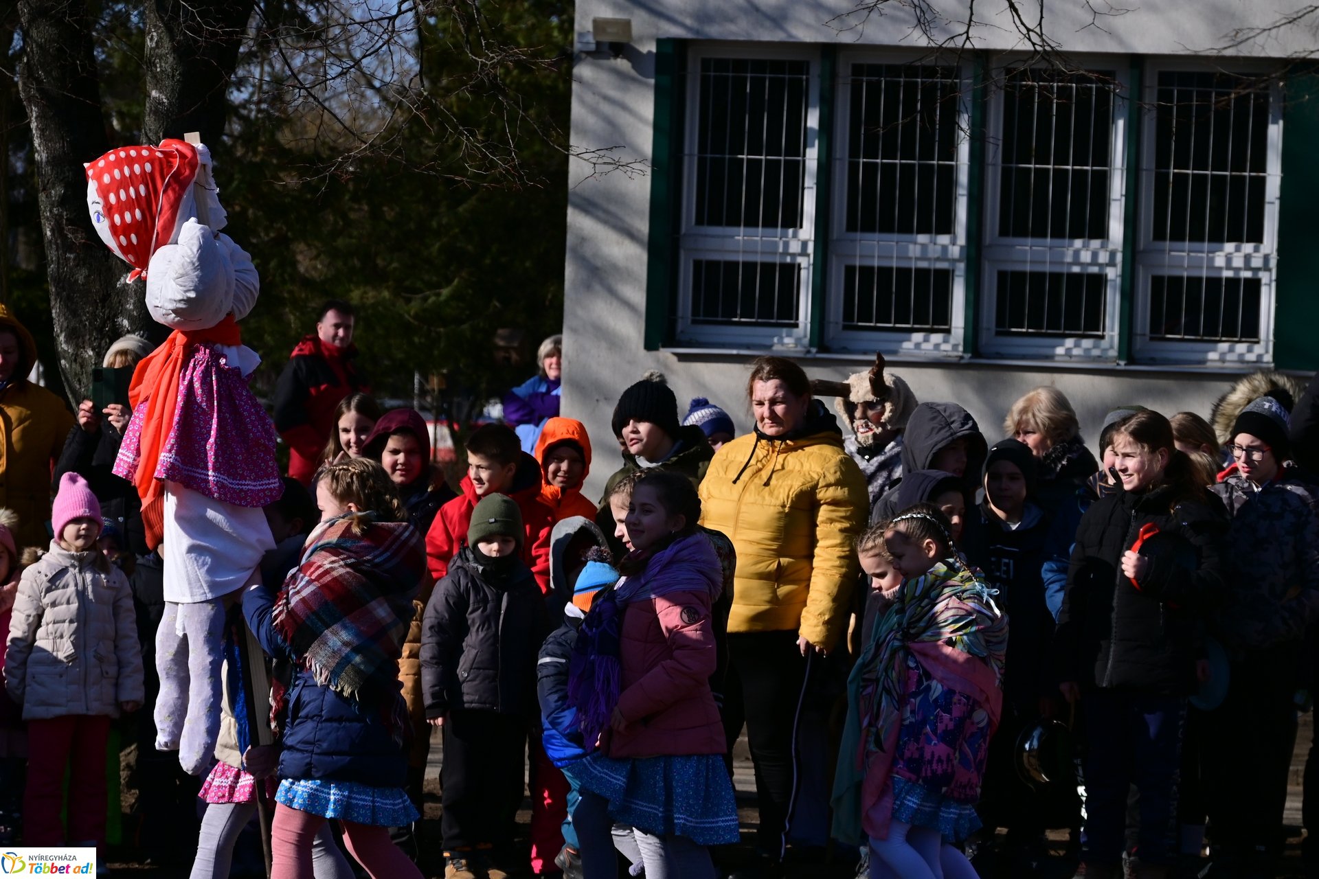 Kiszebáb égetés a Kazinczy iskolában 2025 februárjában