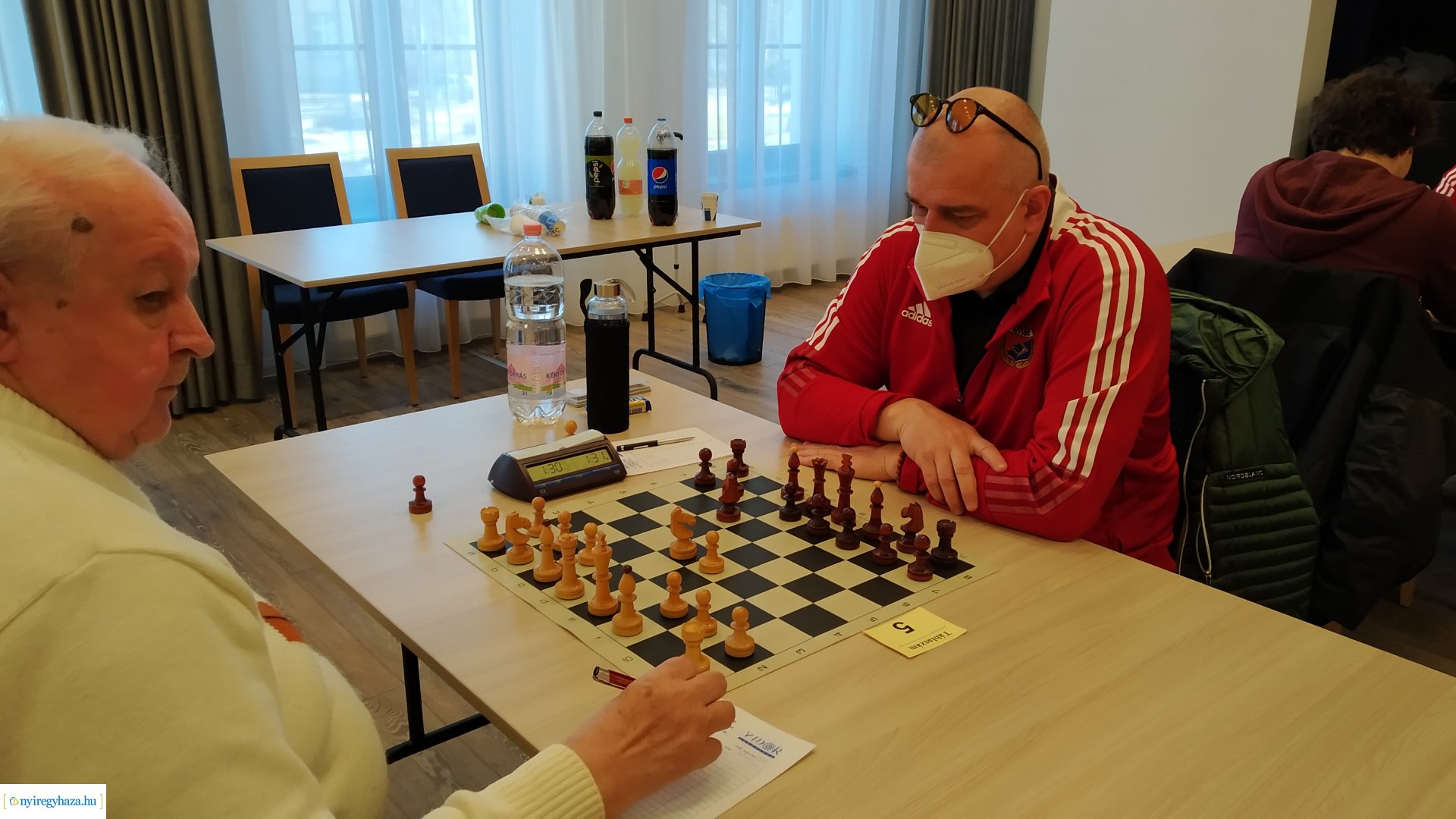 Kiütéses győzelem fehéren-feketén!