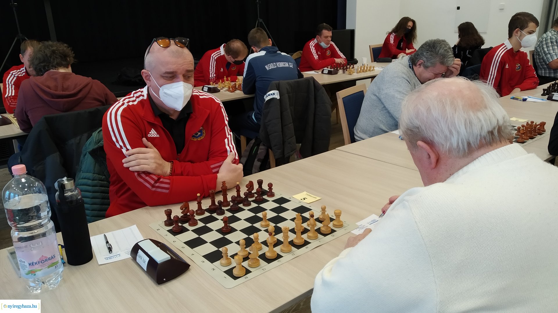 Kiütéses győzelem fehéren-feketén!