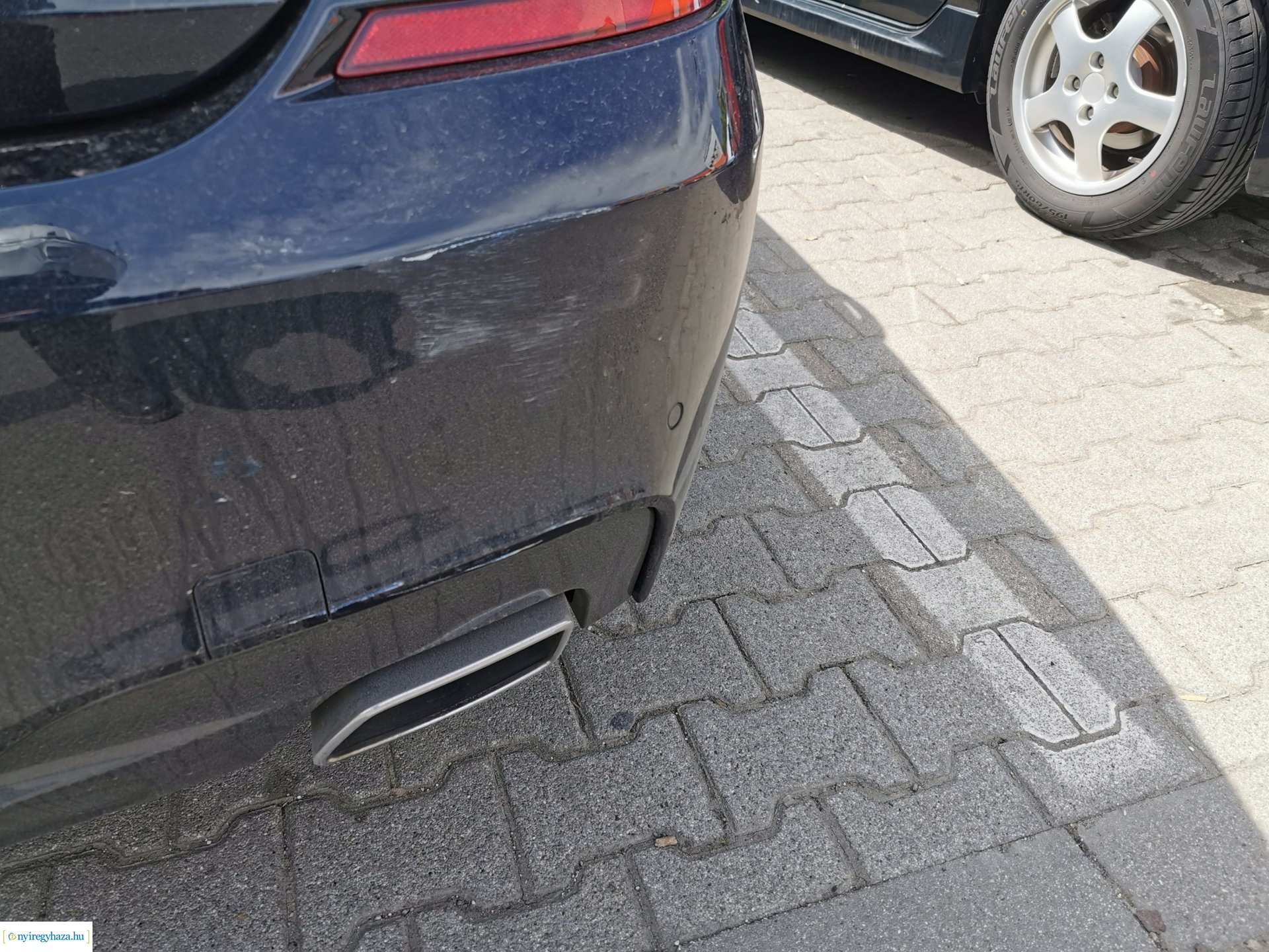 Koccanás a parkolóban