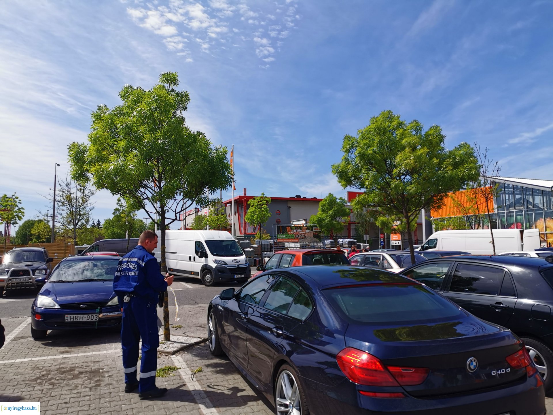 Koccanás a parkolóban