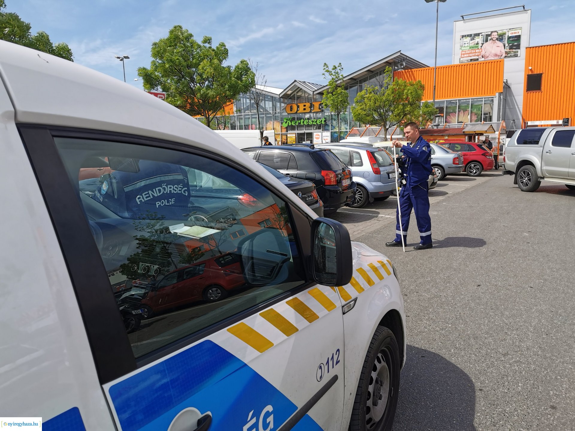 Koccanás a parkolóban