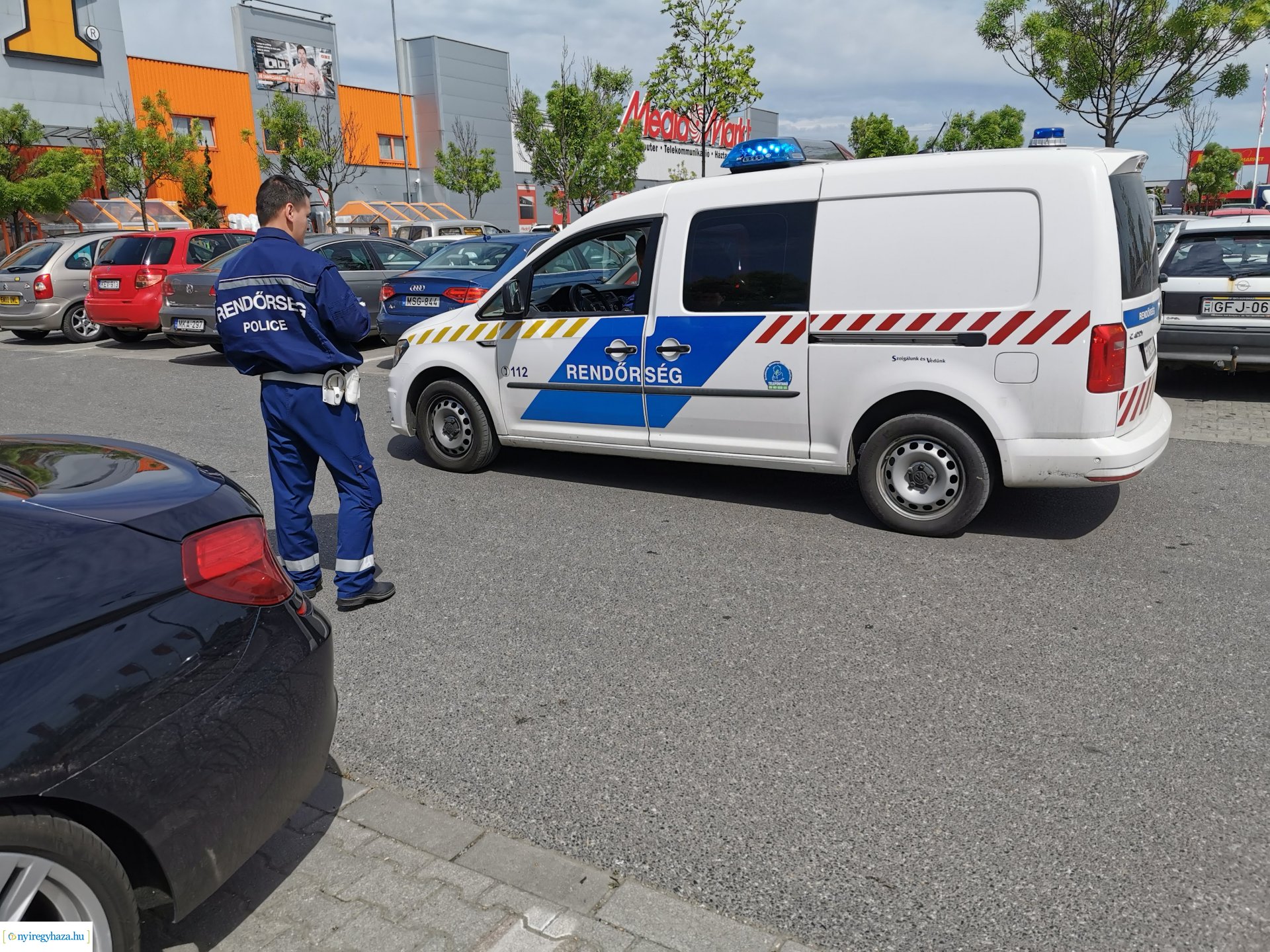 Koccanás a parkolóban