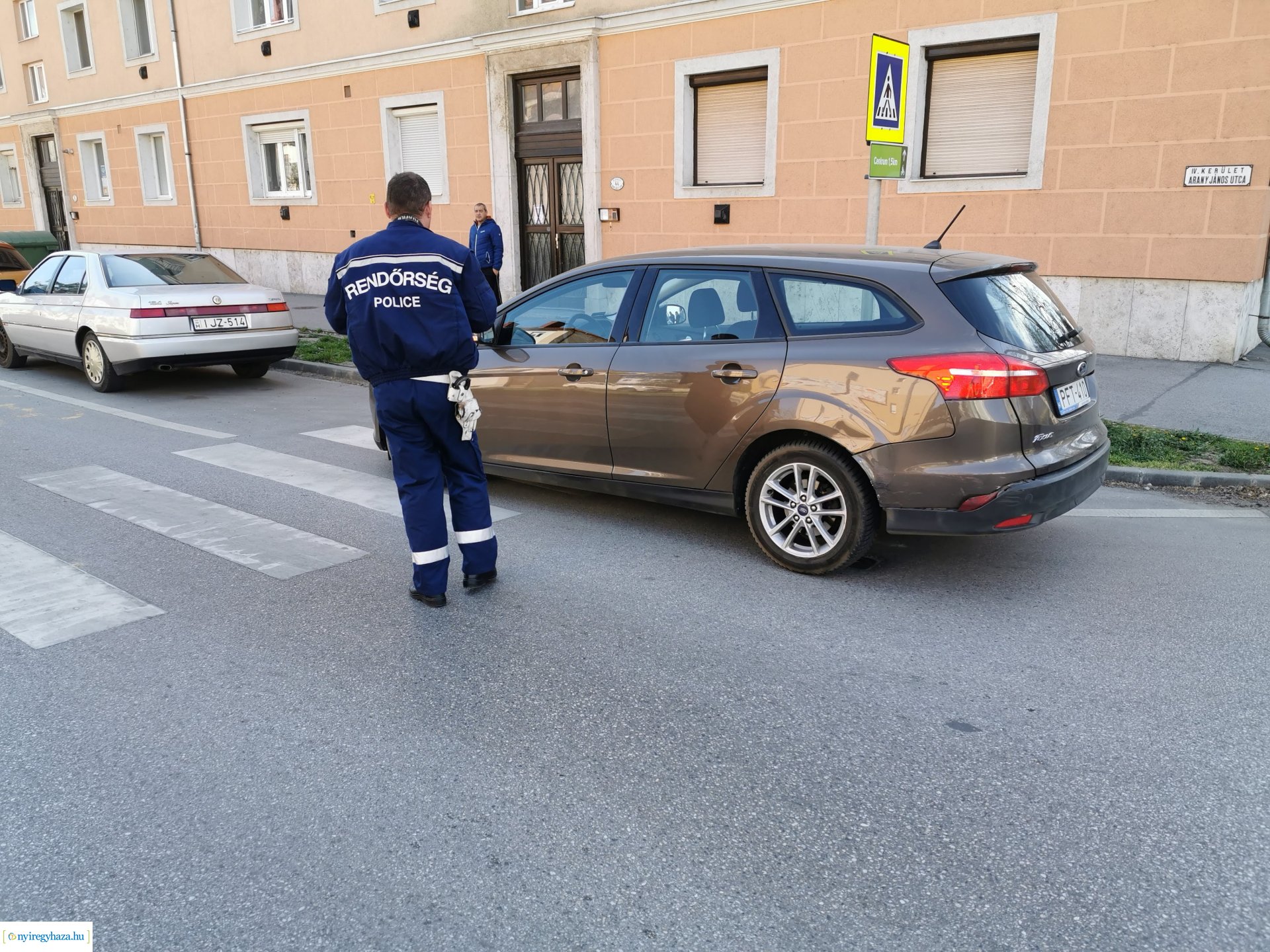 Koccanás az Arany János utcán