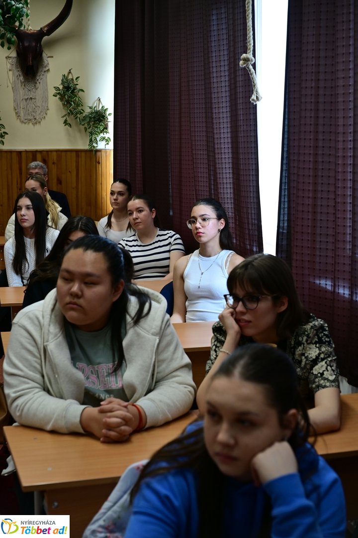 Kolumbiai miniszter látogatása a Zrínyi Ilona gimnáziumban